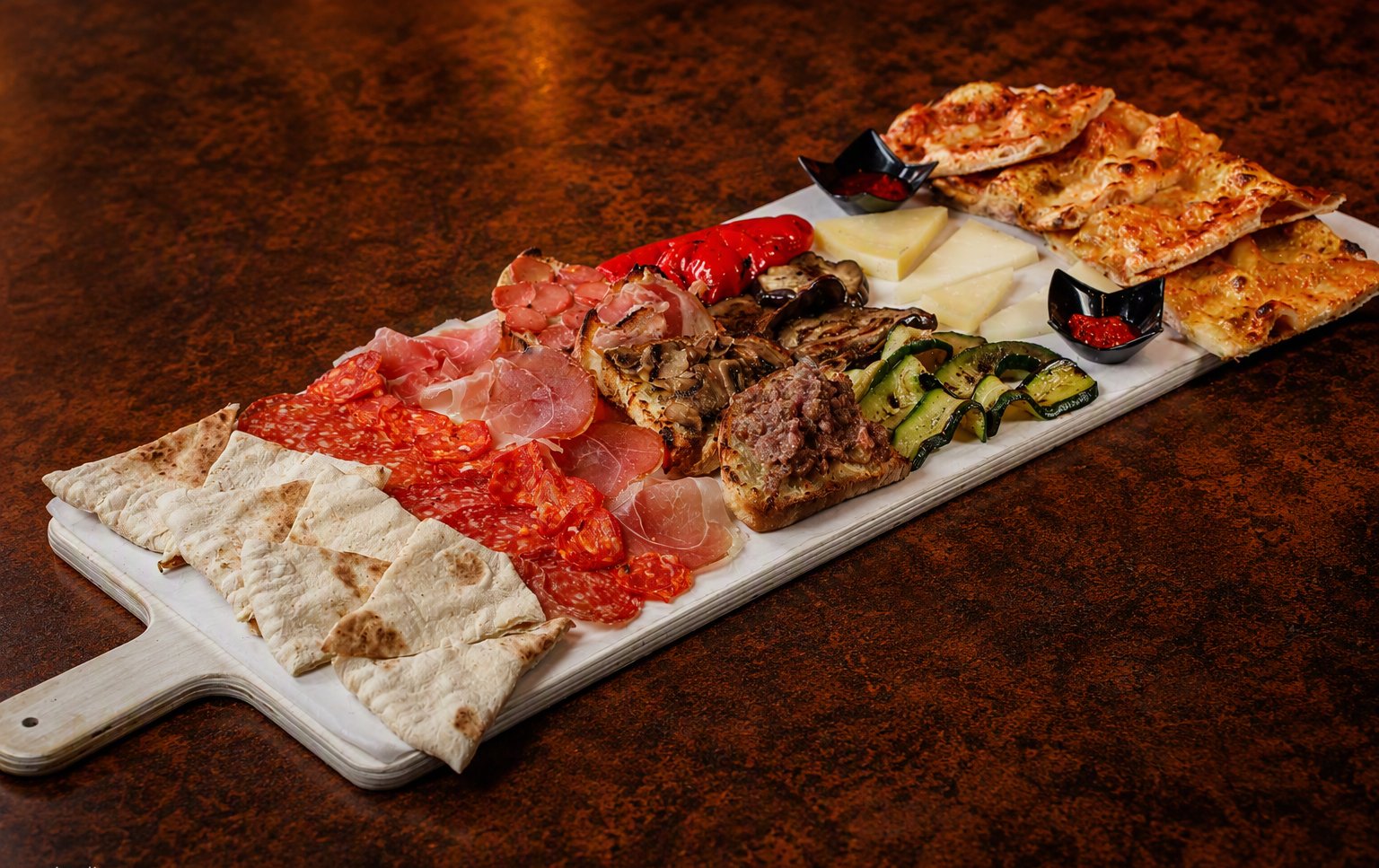 Il tagliere da condividere con prosciutto crudo e verdure grigliate